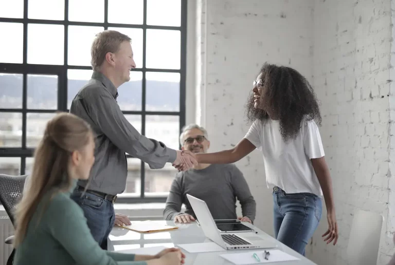 Une poignée de main pour accueillir le nouvel employé